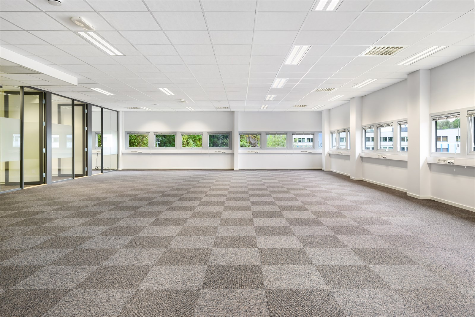 Kontorene i 2. etg. er innredet med åpent landskap, 3 cellekontor, 1 møterom, kjøkken med spiseplass og toaletter. BTA ca. 250 m².