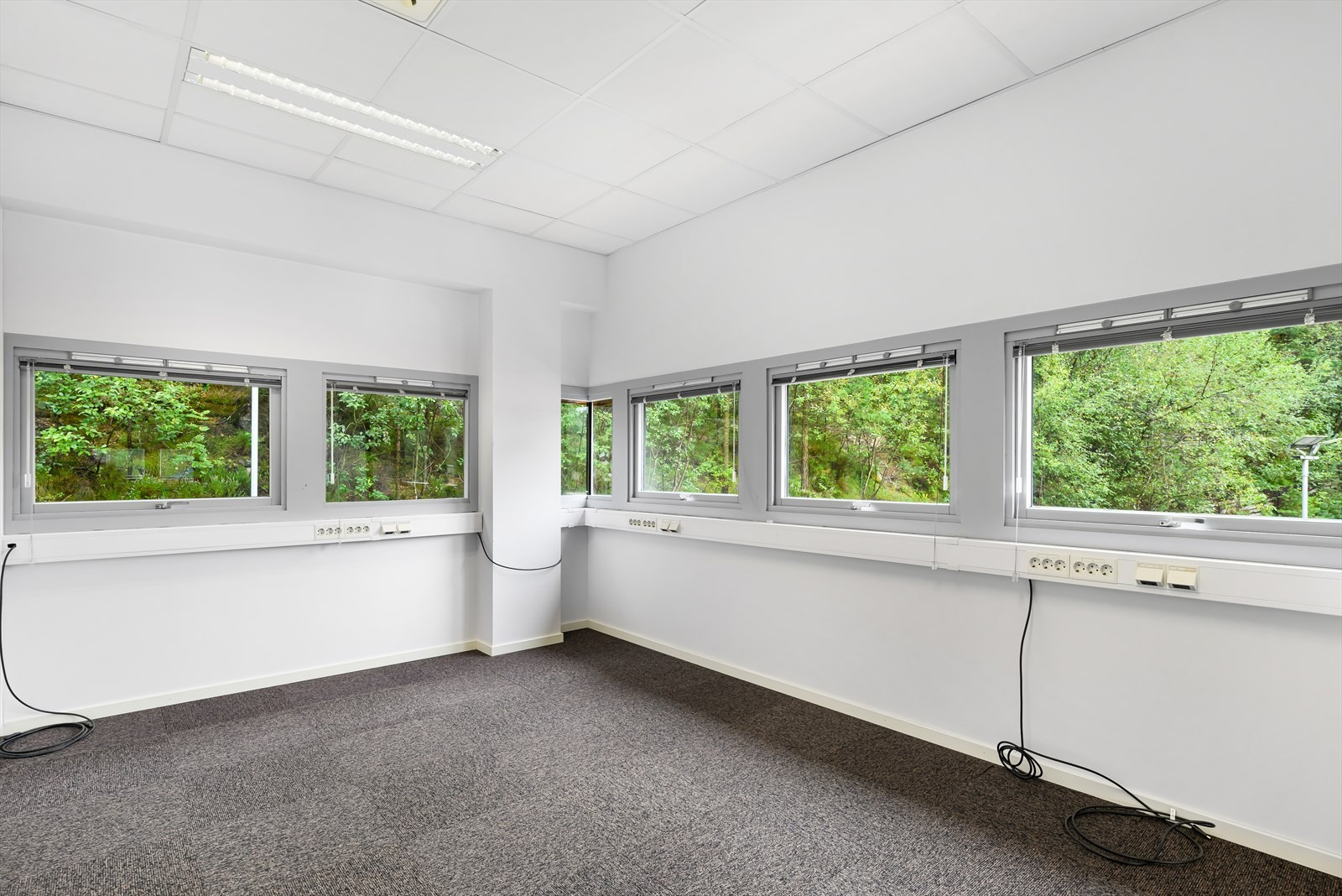 Kontorene i 2. etg. er innredet med åpent landskap, 3 cellekontor, 1 møterom, kjøkken med spiseplass og toaletter. BTA ca. 250 m².