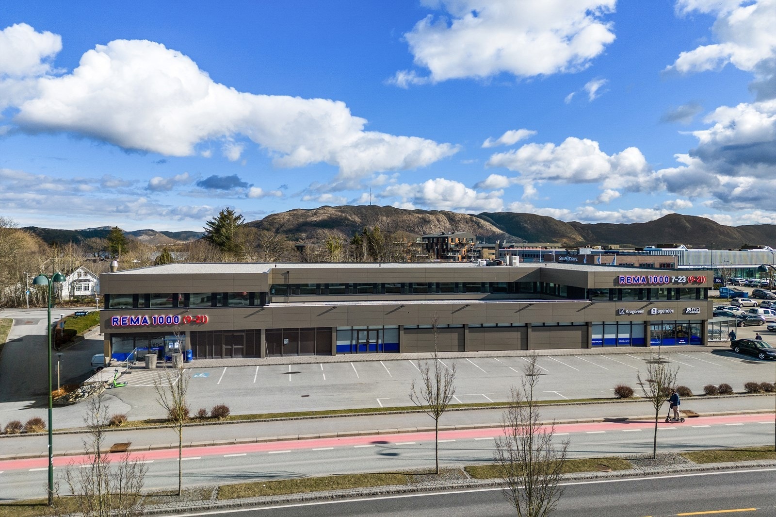 Bygget har nylig fått nye fasadeplater, samt nye vindu i 2.etasje. Galleribilde