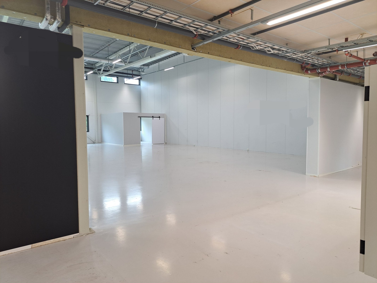 Lokalene er pent brukt og med epoxybelegg på gulvet Galleribilde