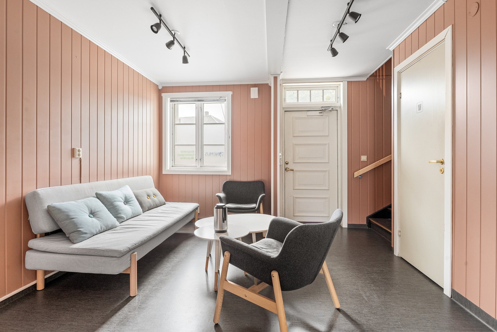 Romslig inngangsparti/ventesone. Galleribilde