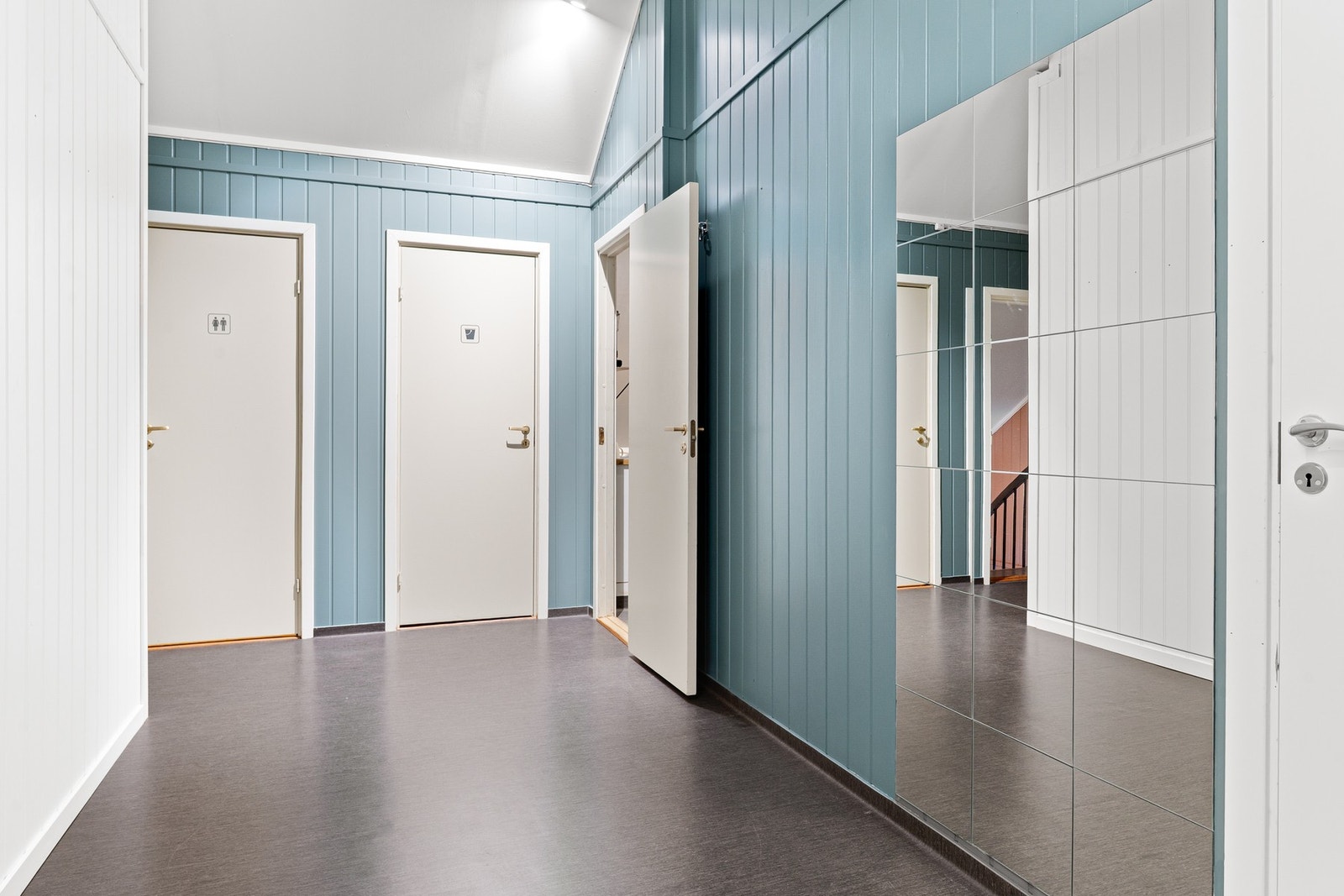 2. etasje har to innredede rom, samt kjøkken, wc og bøttekott. Galleribilde