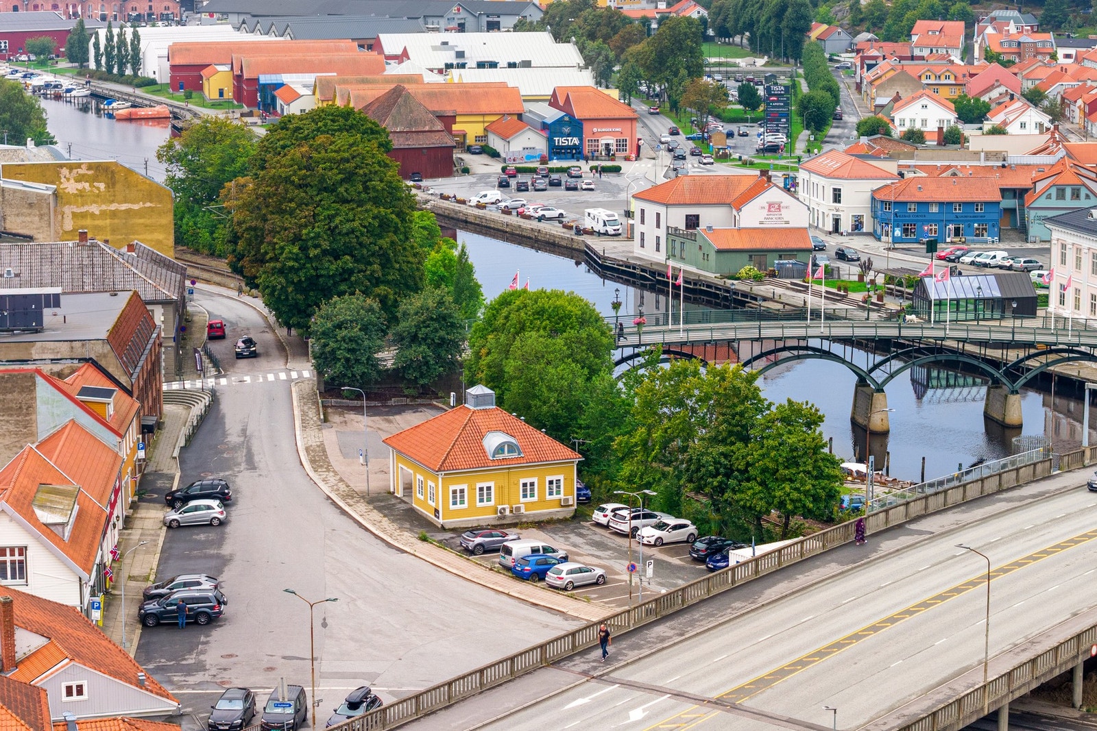 Eiendommen har en super beliggenhet i sentrum med gode eksponeringsmuligheter. Galleribilde
