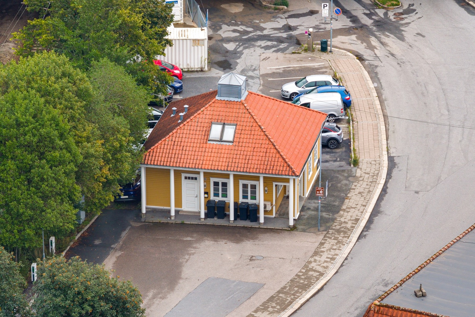 Det er enkel adkomst og gode parkeringsmuligheter i nærområdet. Galleribilde