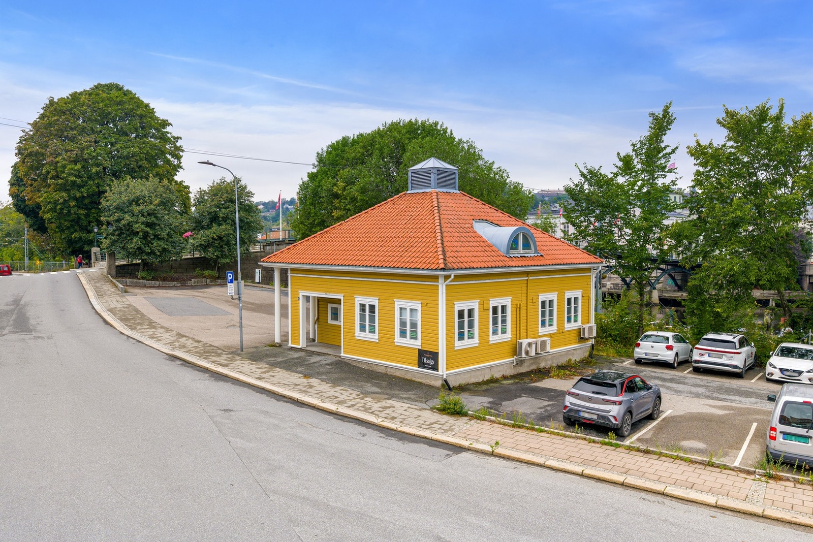 Bygget er fra 1988 og er den ikoniske "Taxi-bua" Galleribilde