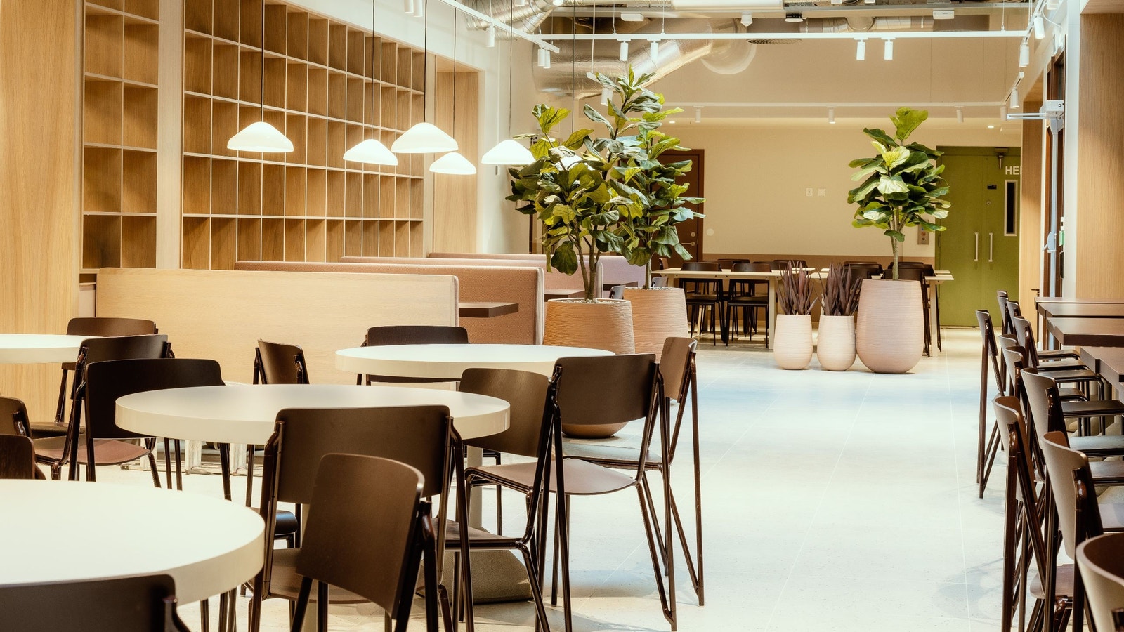 Bygget er totalrehabilitert med blant annet ny moderne kantine Galleribilde