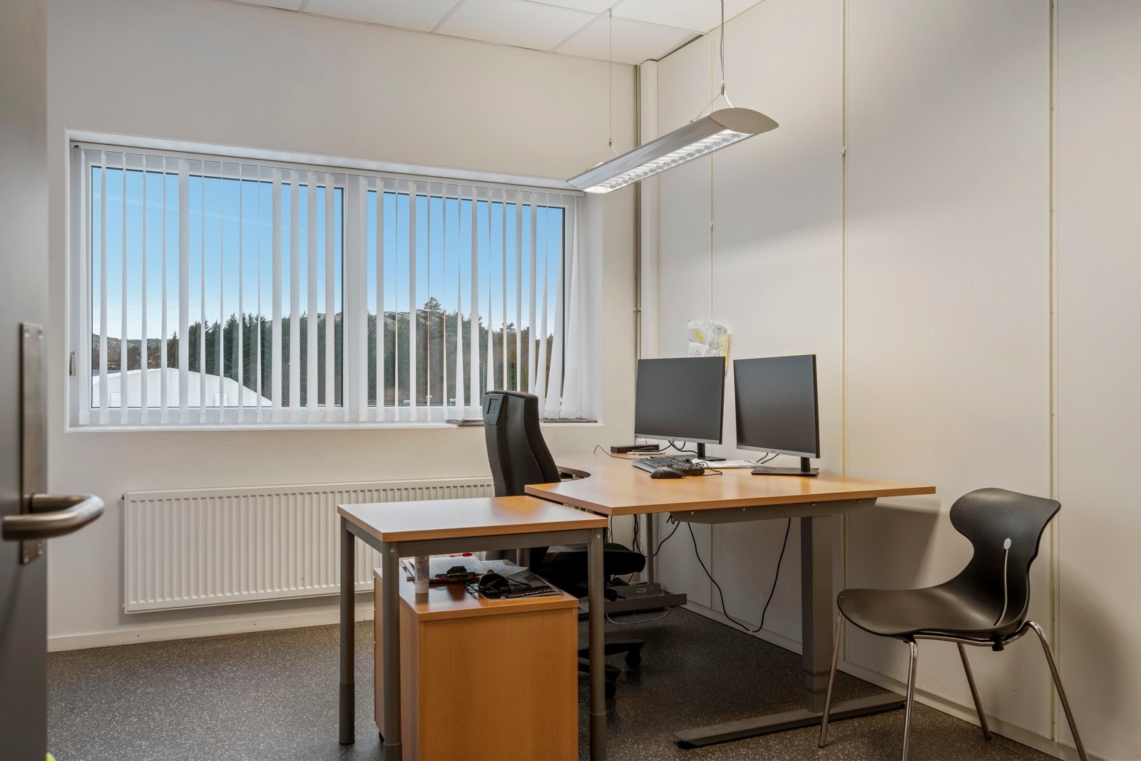 Kontorerceller med systemvegger som gjør det enkelt å endre på planløsning Galleribilde