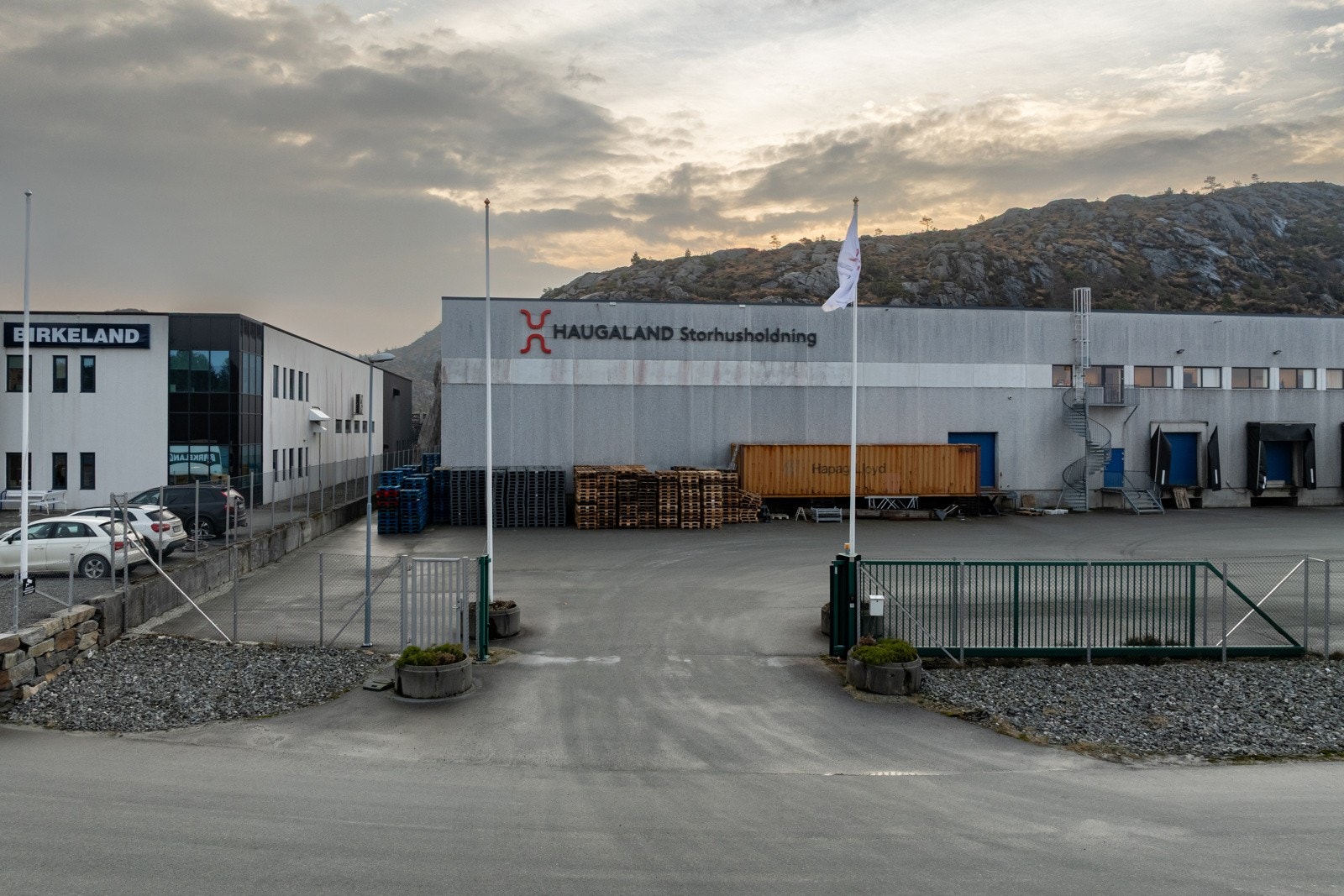 Innkjørsel og kjøreareal med god plass Galleribilde