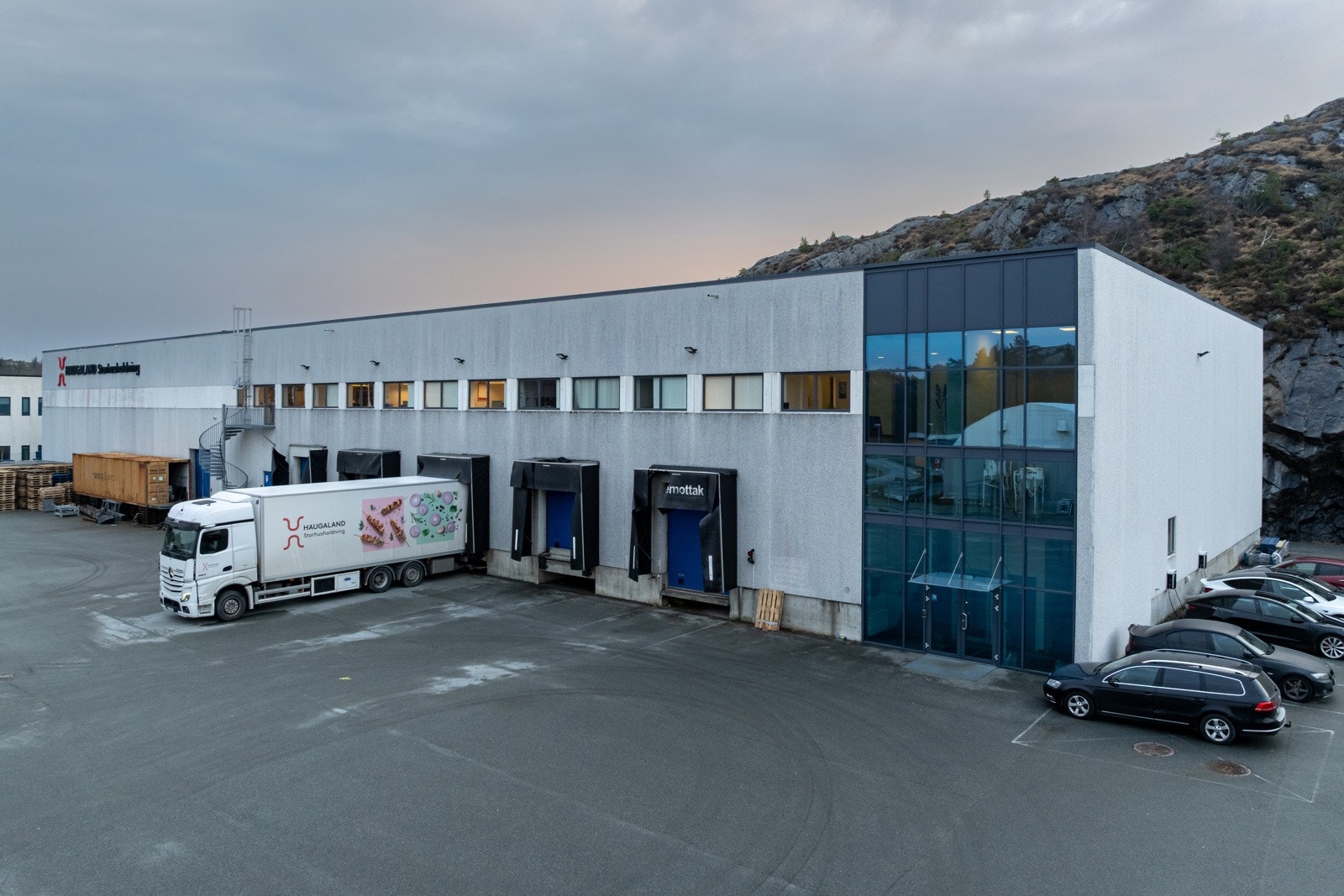 Innglasset inngangspart gir eiendommen et moderne og pent uttrykk Galleribilde