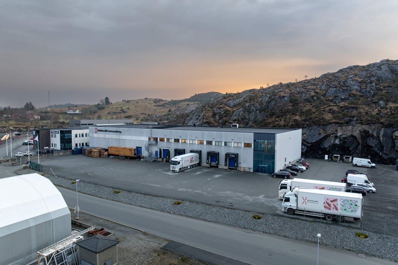 God plass biloppstilling og svinghammer for større kjøretøy på eiendommen Galleribilde