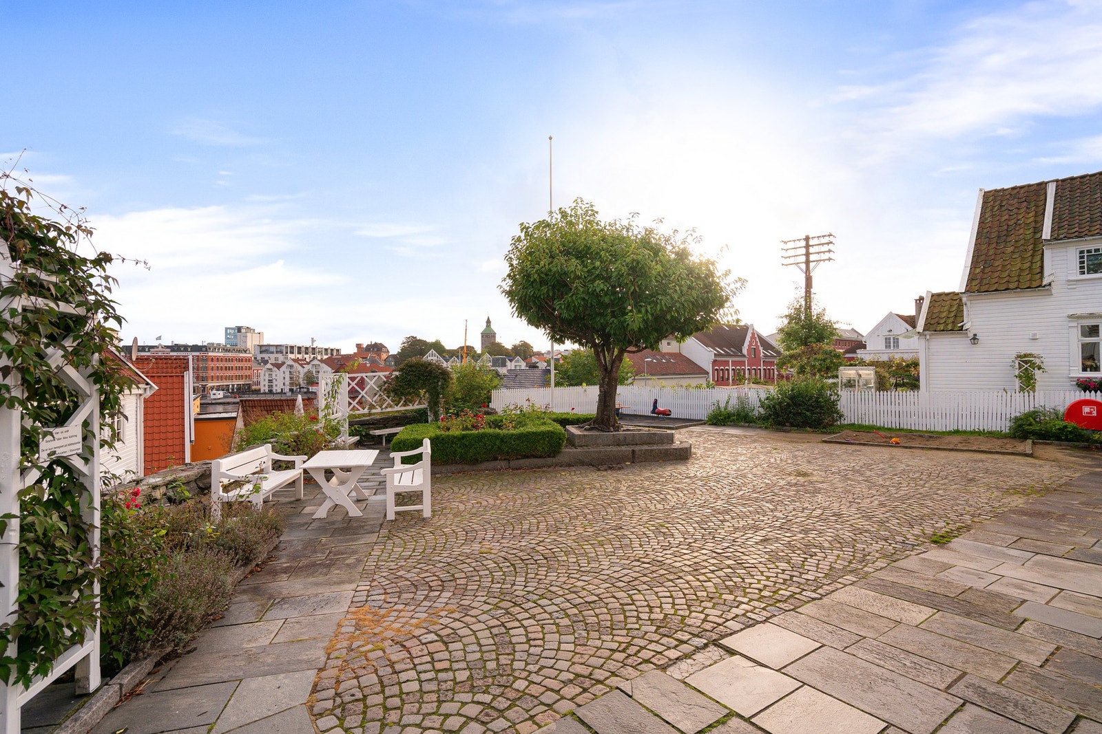 Gamle Stavanger ble i arkitekturvernåret 1975 utpekt av UNESCO som en av de bevaringsverdige byene i Norge. Kort vei til Sentrum med alle dets tilbud. Galleribilde