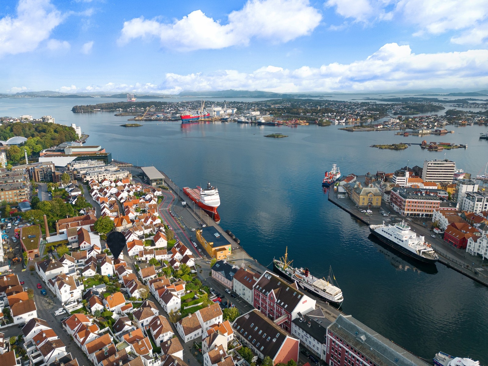 De fleste husene er små og hvitmalte i dag. Husene i Gamle Stavanger er vernet og noen få er fredet. Galleribilde