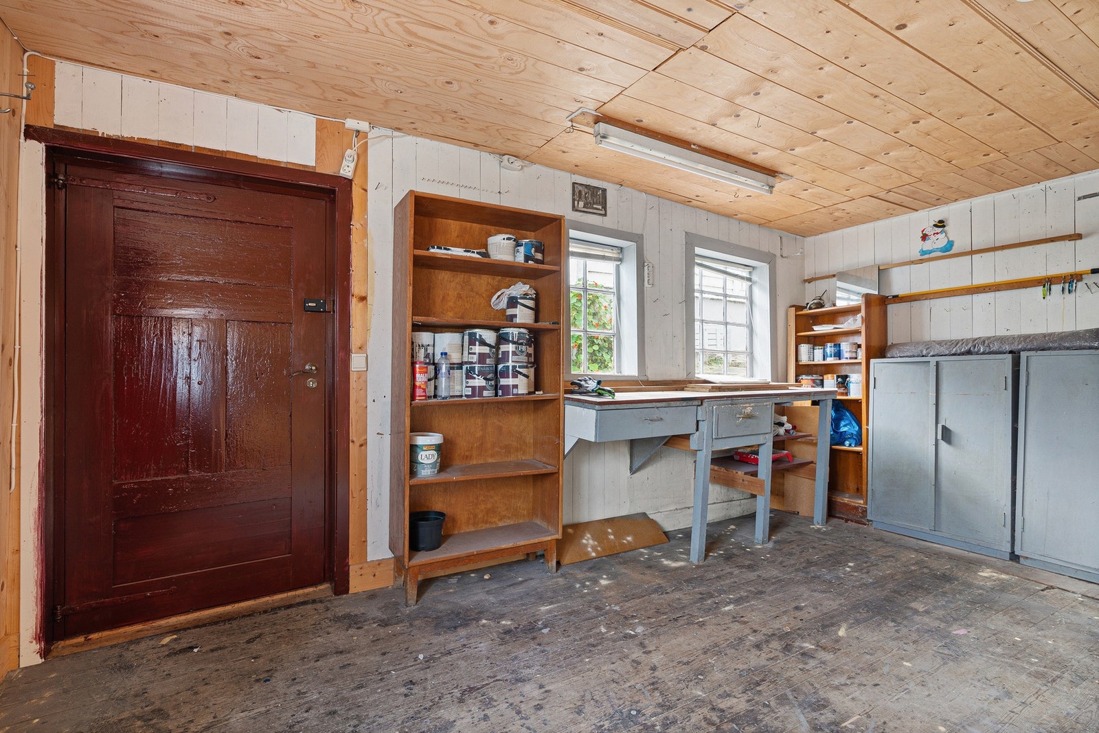 Bygget er av eldre dato og har behov for oppussing, men her ligger mulighetene åpne for å tilpasse etter egne ønsker og behov. Galleribilde