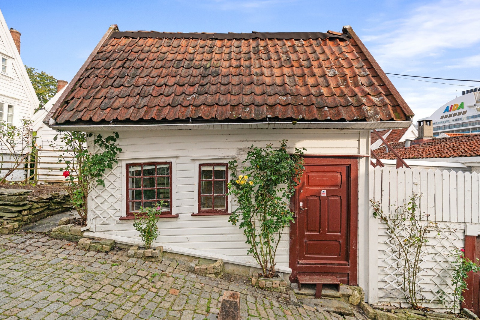 EIE Eiendomsmegling v/ Jr. Partner Håkon Hovland presenterer Øvre Strandgate 78! Galleribilde