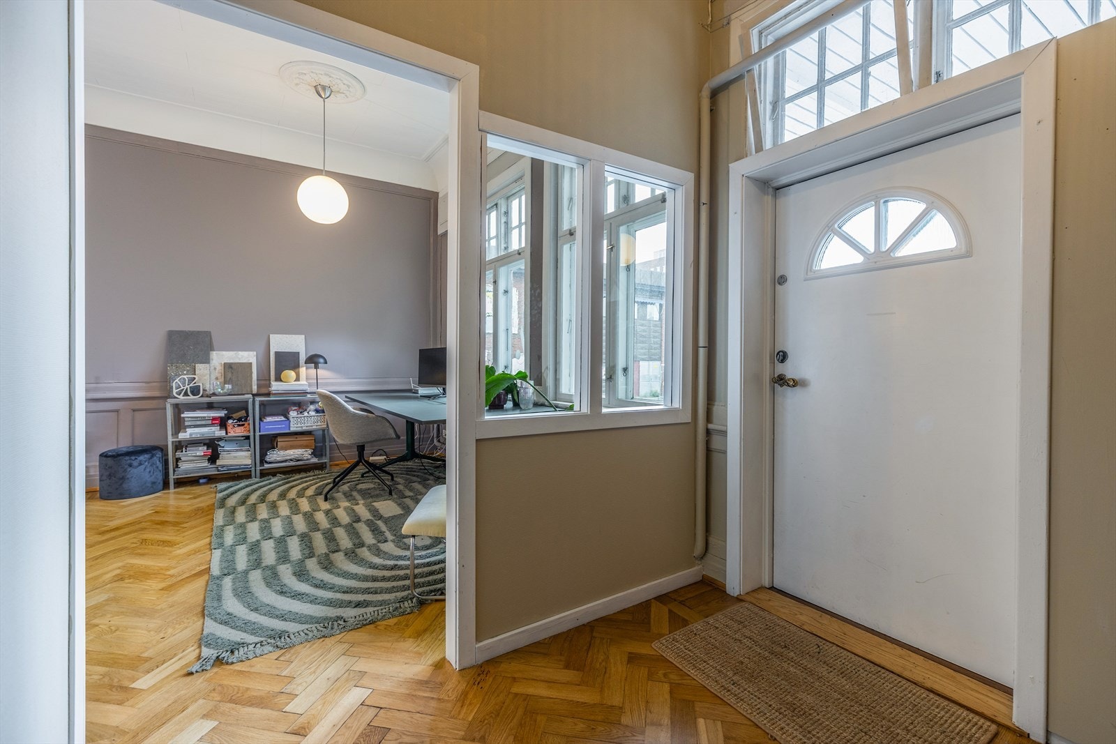 Inngangsparti med mini-kjøkken leder inn til åpent kontorlandskap med 4-5 arbeidsplasser Galleribilde