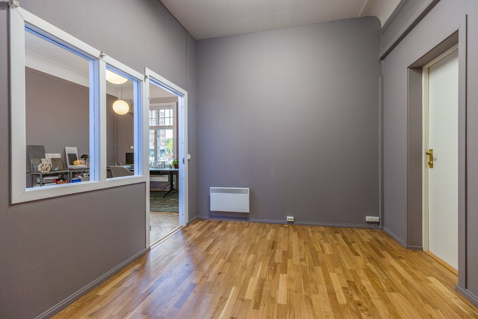 Cellekontor/møterom/arkiv ligger tilstøtende kontorlandskap. Galleribilde