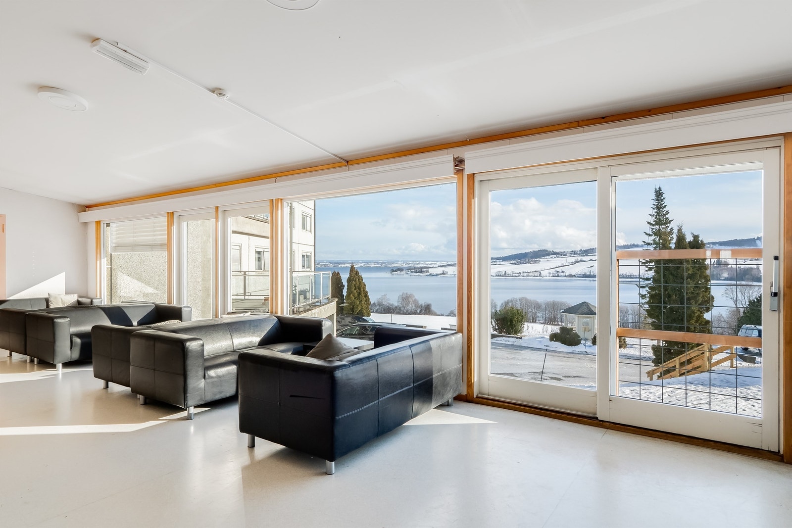 Stue med nydelig utsikt Galleribilde