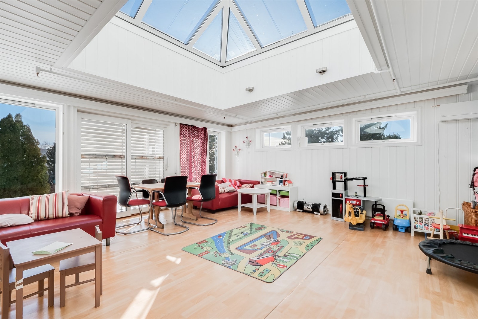 Lekerom med glasstak/pyramidetak Galleribilde