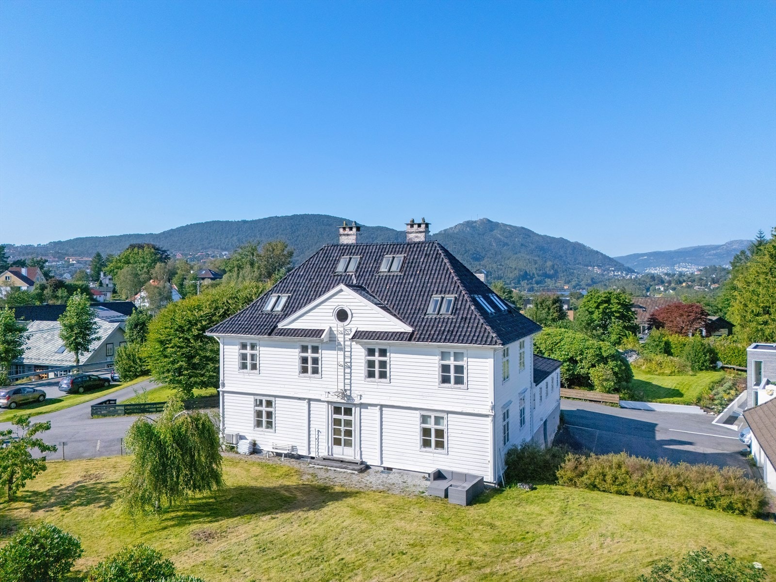 Villaen er opprinnelig oppført ca. 1920, og fremstår godt ivaretatt og vedlikeholdt.