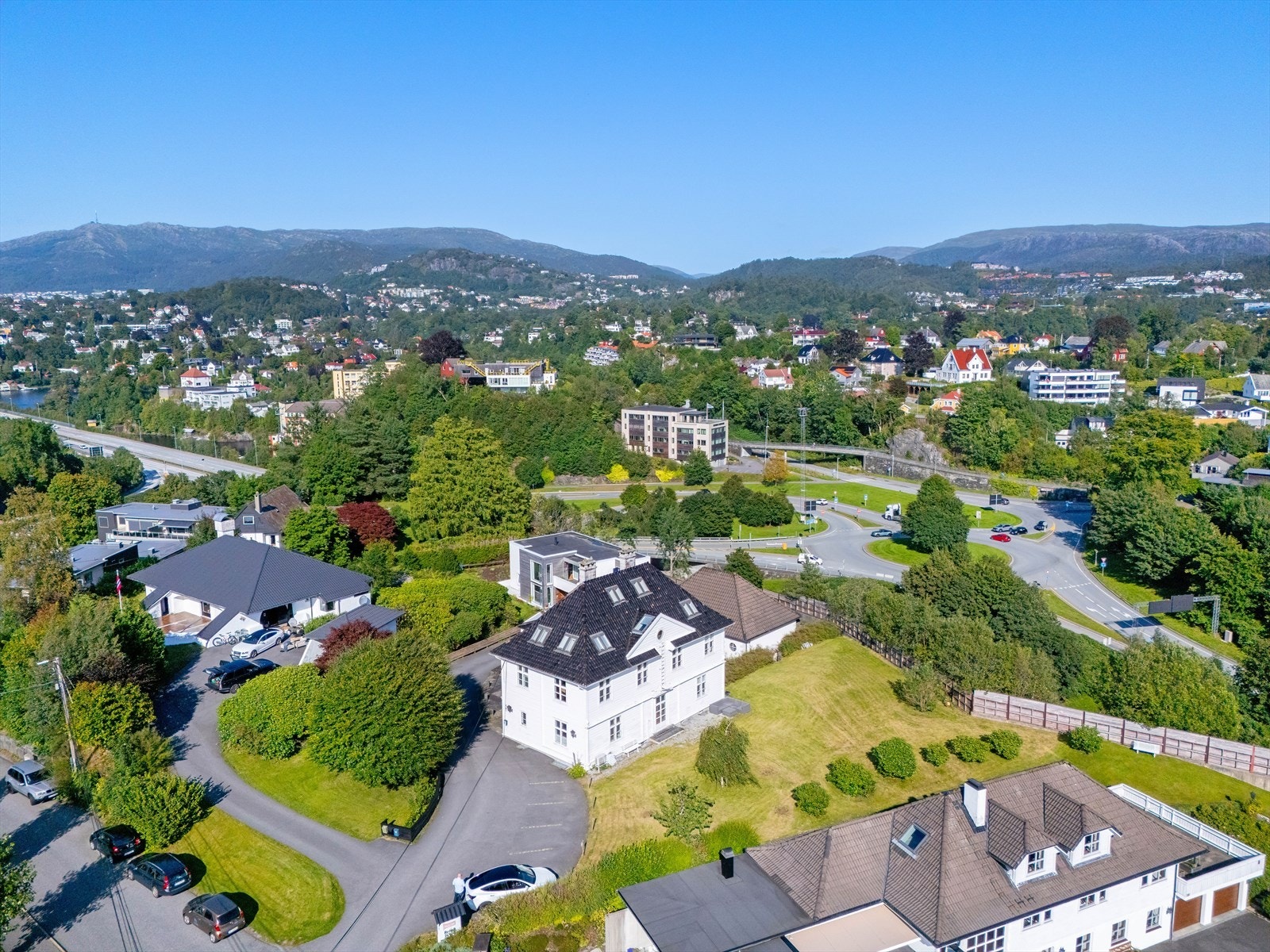 Eiendommen har et godt potensiale, med mulighet for oppdeling til flere virksomheter. Flere separate innganger, og god rominndeling innvendig.