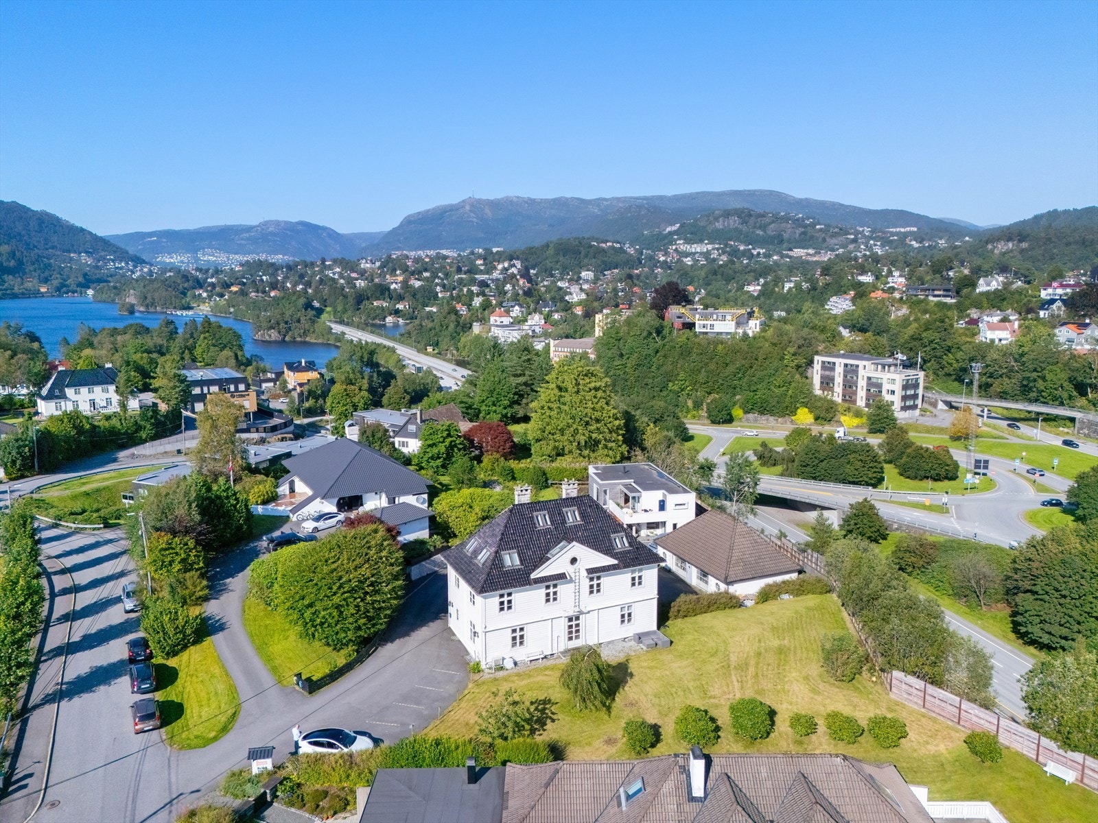 Eiendommen består av kontorvilla på 456 m² og garasje/lager på ca. 150 m².