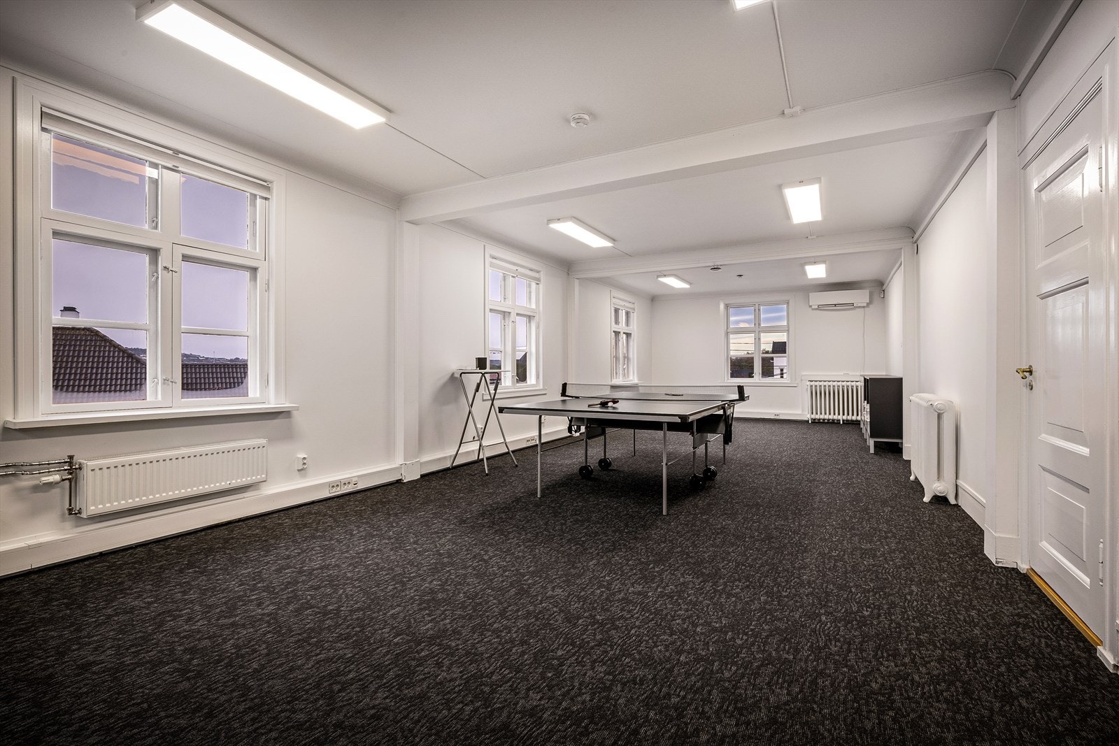 Arealet her har tidligere vært oppdelt i 4 separate kontor (som vist på plantegning over etasjen), med dører fra gang.