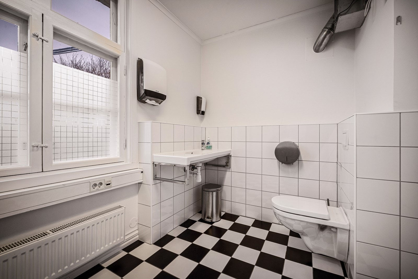 Det er innredet bad/wc i både 1. og 2. etasje.