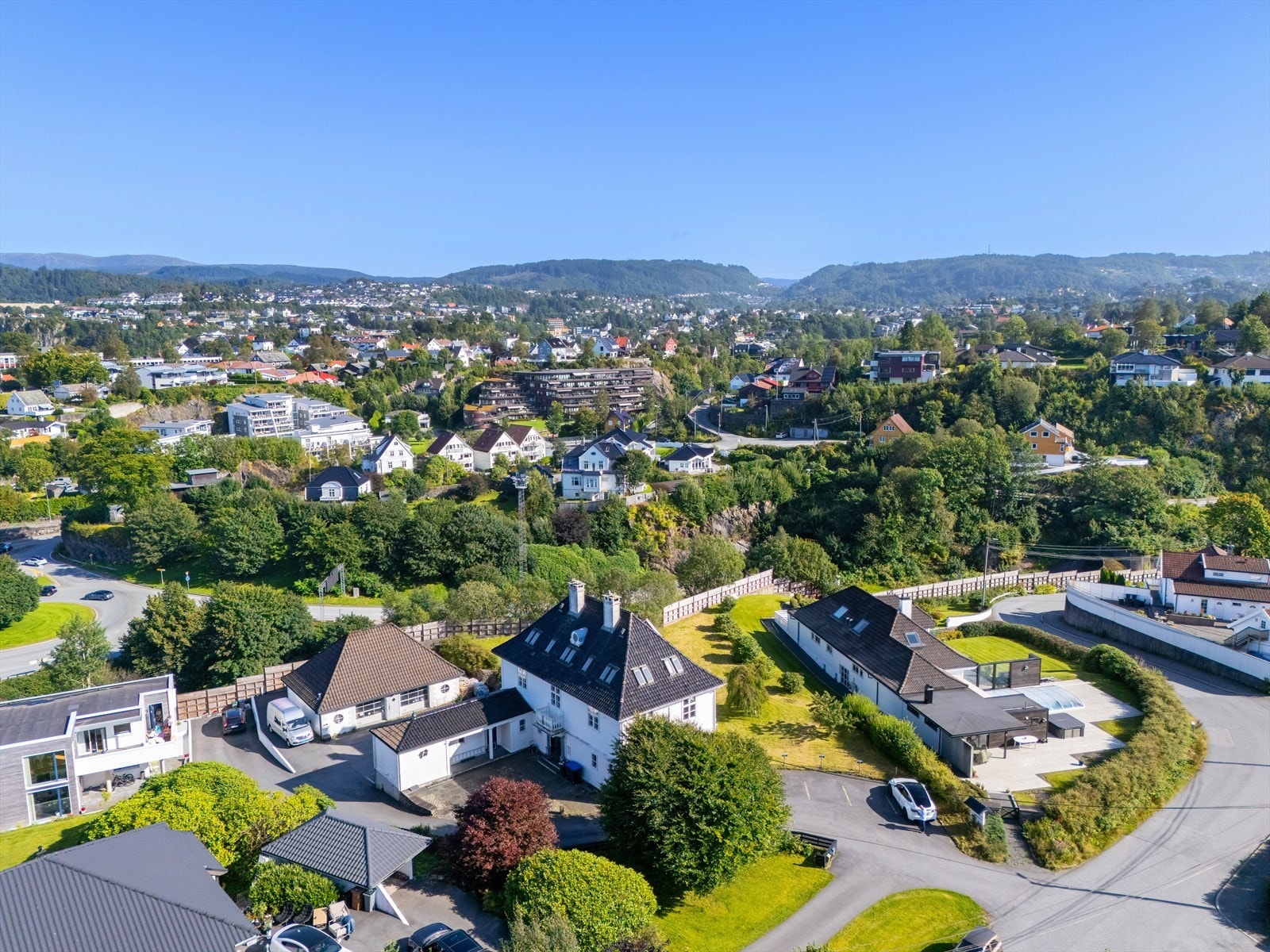 Garasjen er stor, og er i dag benyttet til lager med vareheis opp til lagringsloft.