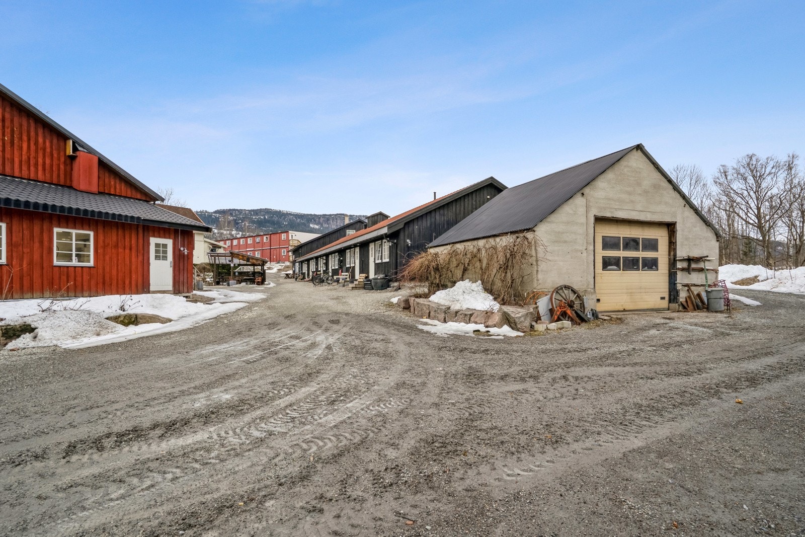 Nedenfor administrasjonsbygget med kontorer og overnattingsrom samt fyrhus. Galleribilde