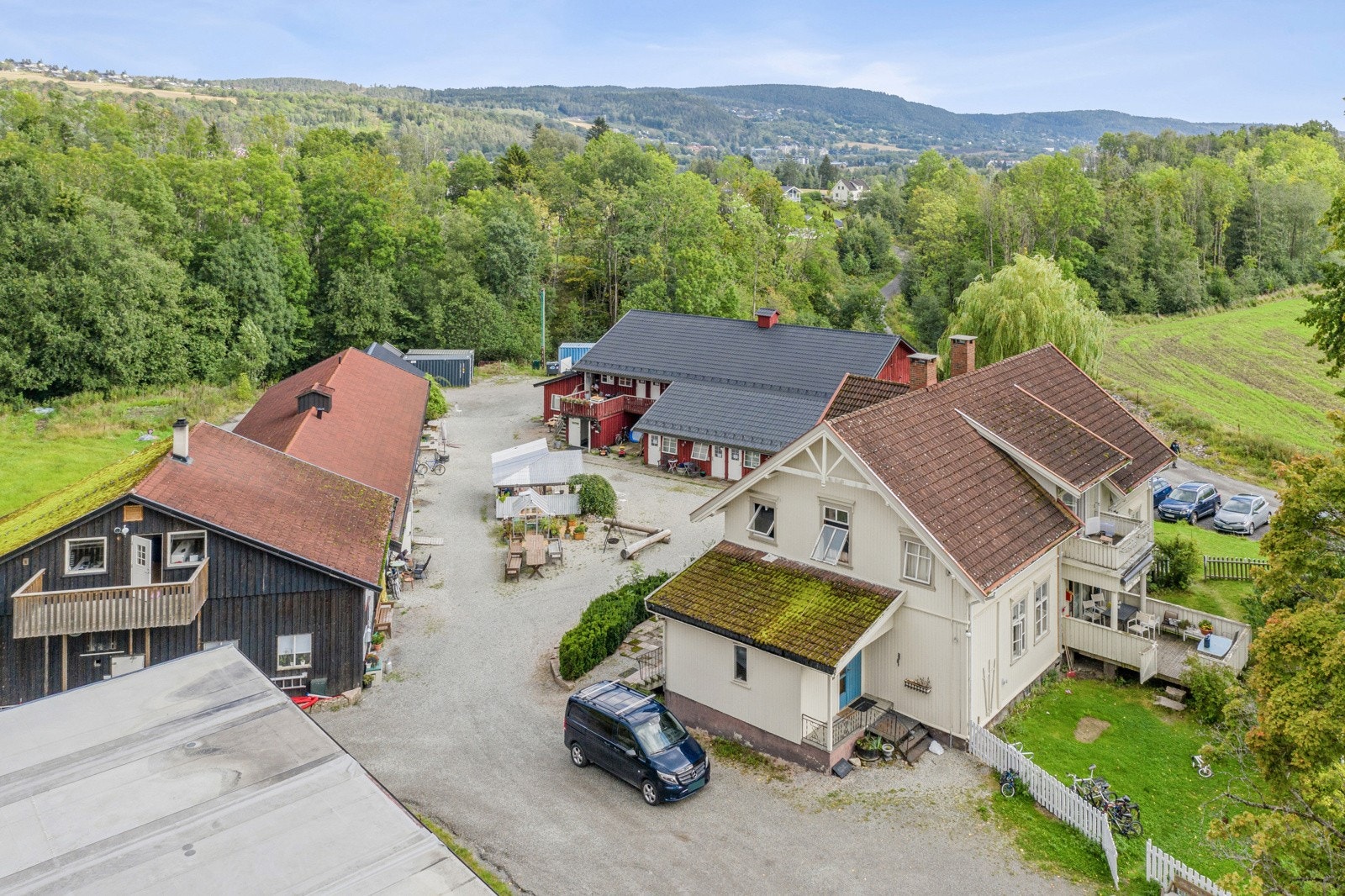 Hovedtunet med hovedhuset, dagskole, administrasjonsbygg med kontorer og overnattingsrom samt fyrhus, hotellbygning (tidligere kurs- og konferansesenter), brakkerigg Galleribilde
