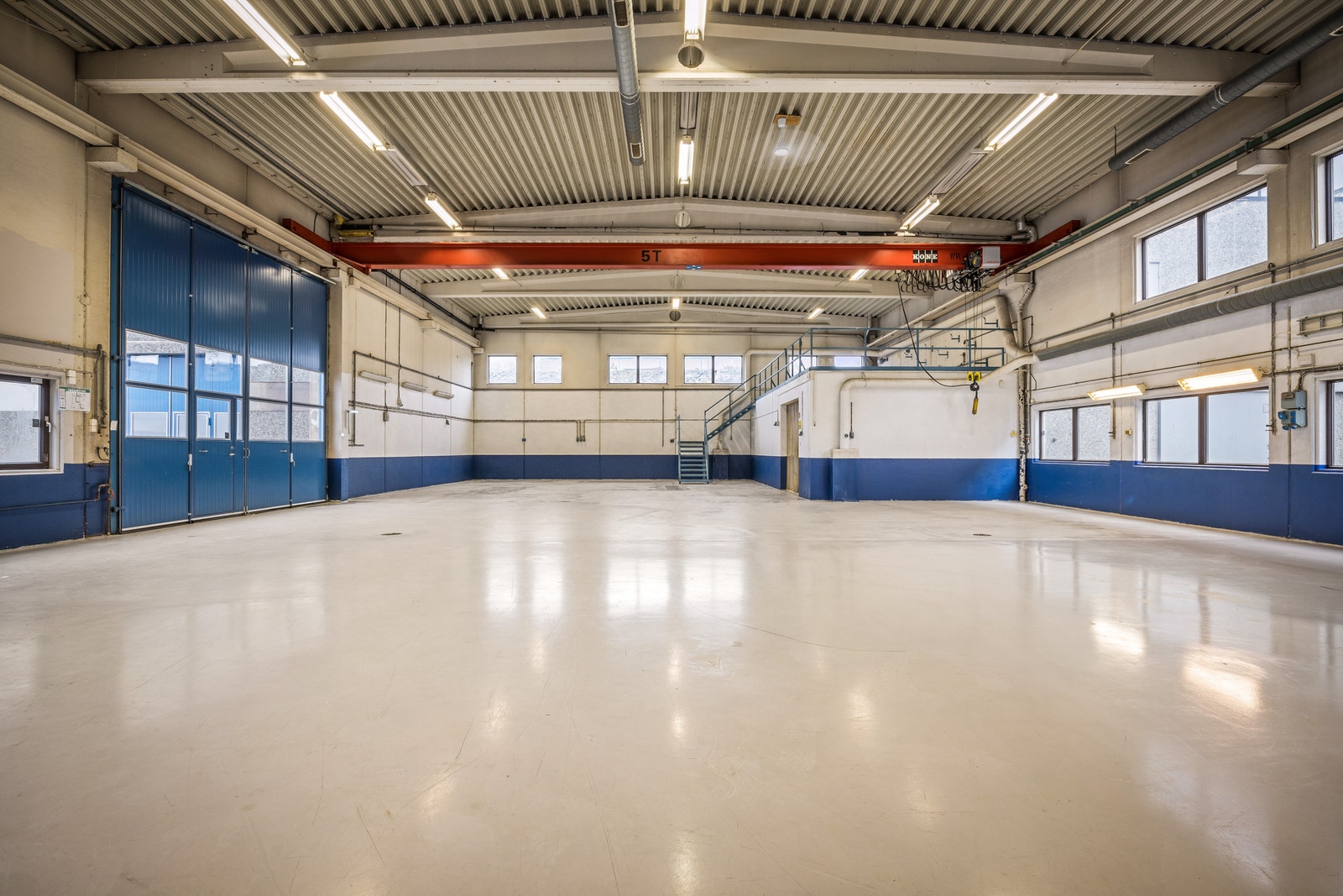 God produksjonshall med stor port på 5x5 meter Galleribilde