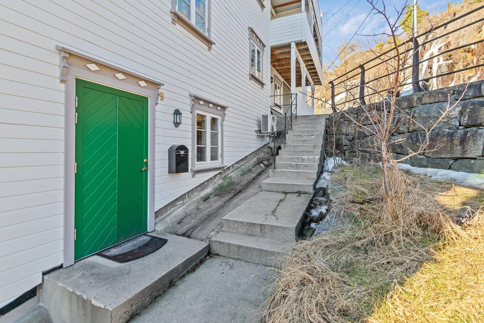 Uteområde/Fasade. Her med inngangsparti. Galleribilde