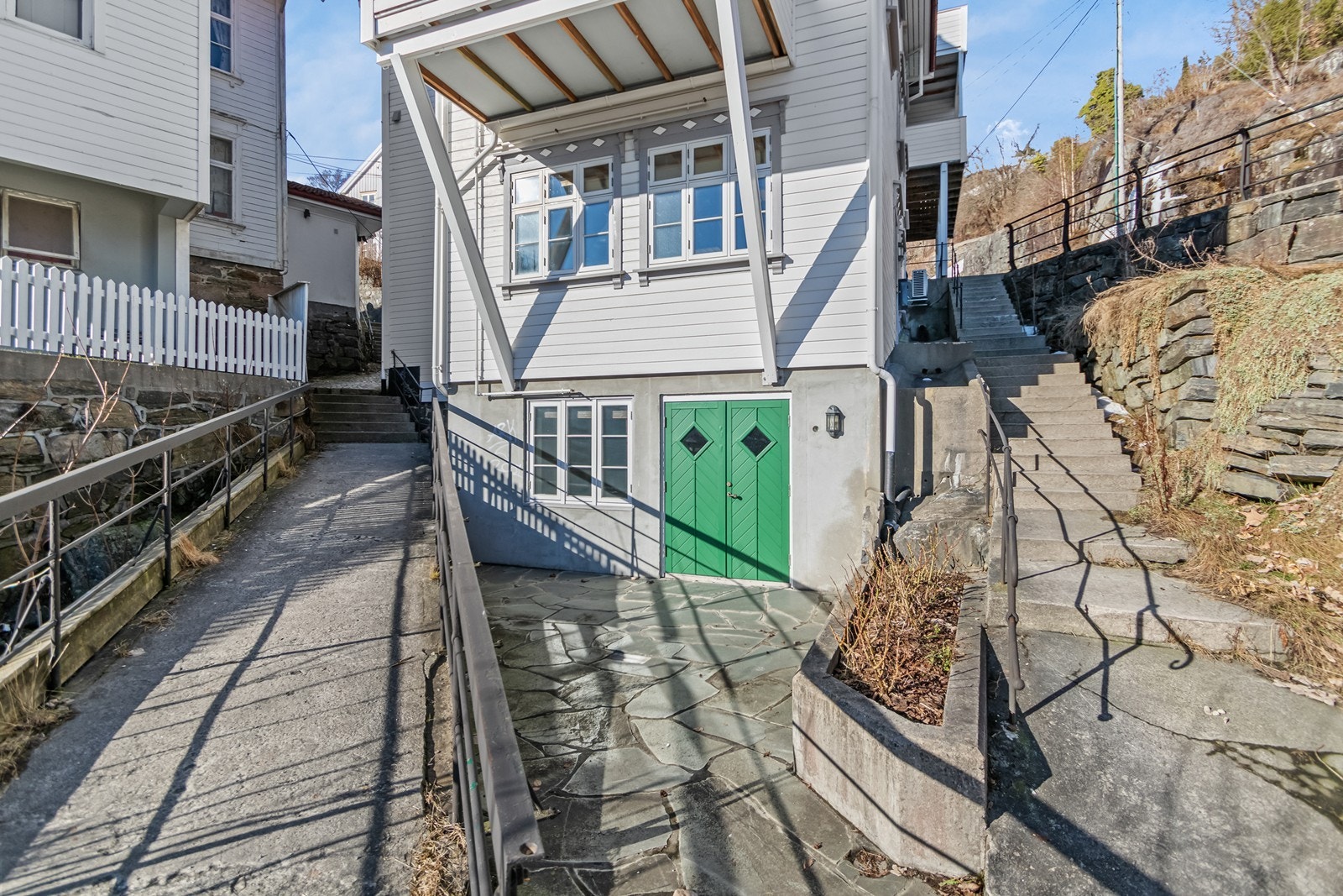 Fasaden mot syd med hyggelig uteområde. Galleribilde