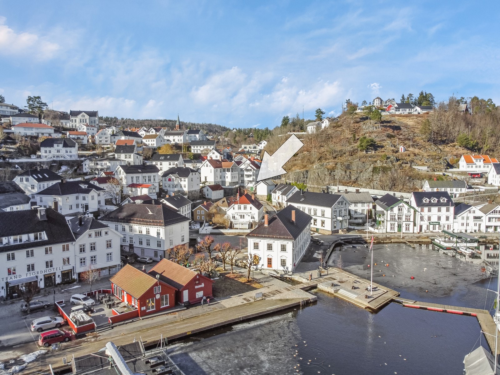 Eiendommen ligger meget fint og sentralt til i nedre del av Tvedestrand sentrum med fantastisk utsikt utover sjøen og brygge. Galleribilde