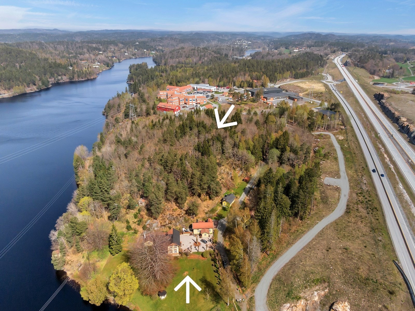 Stor næringstomt. Nabotomter med sveitservilla og to eneboliger kan også vurderes solgt. Galleribilde