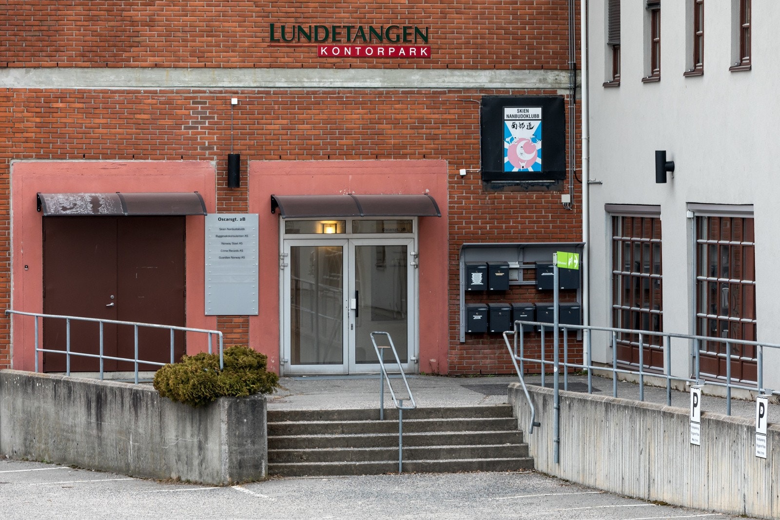 Felles inngangsparti til gård med heis Galleribilde