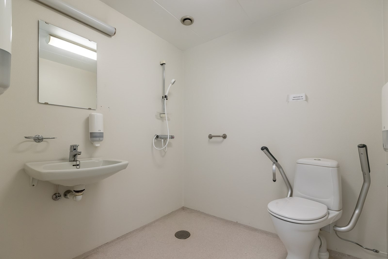 Toalett og dusj på pasientrom Galleribilde