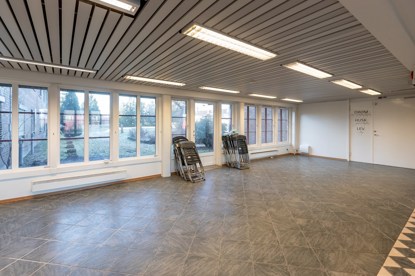 Fra inngangsparti med utsikt mot grøntareal Galleribilde