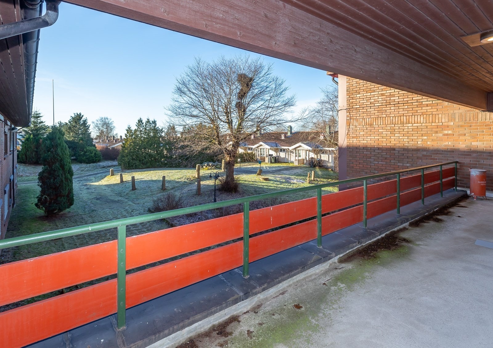 Verande i mellombygg med utsikt til grøntareal Galleribilde