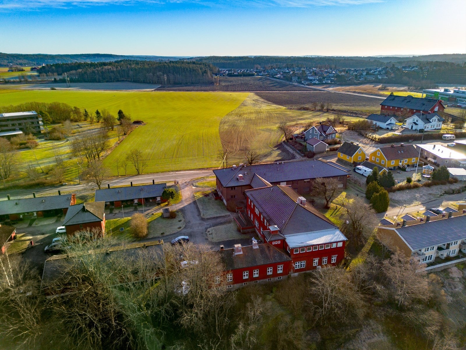 Roald Amundsens vei 81 har fri utsikt over åkerland mot øst Galleribilde
