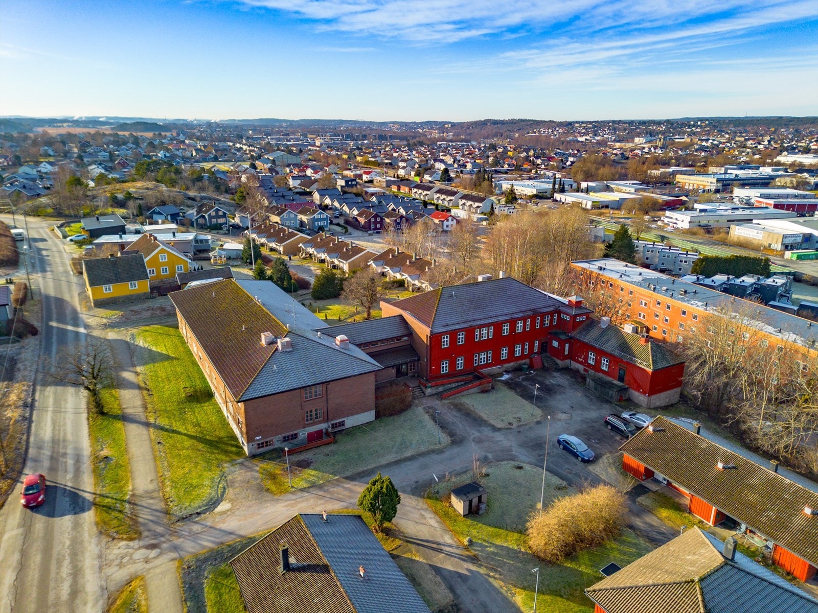 Eiendommen består av en ny (teglsteinsbygg) og eldre del Galleribilde