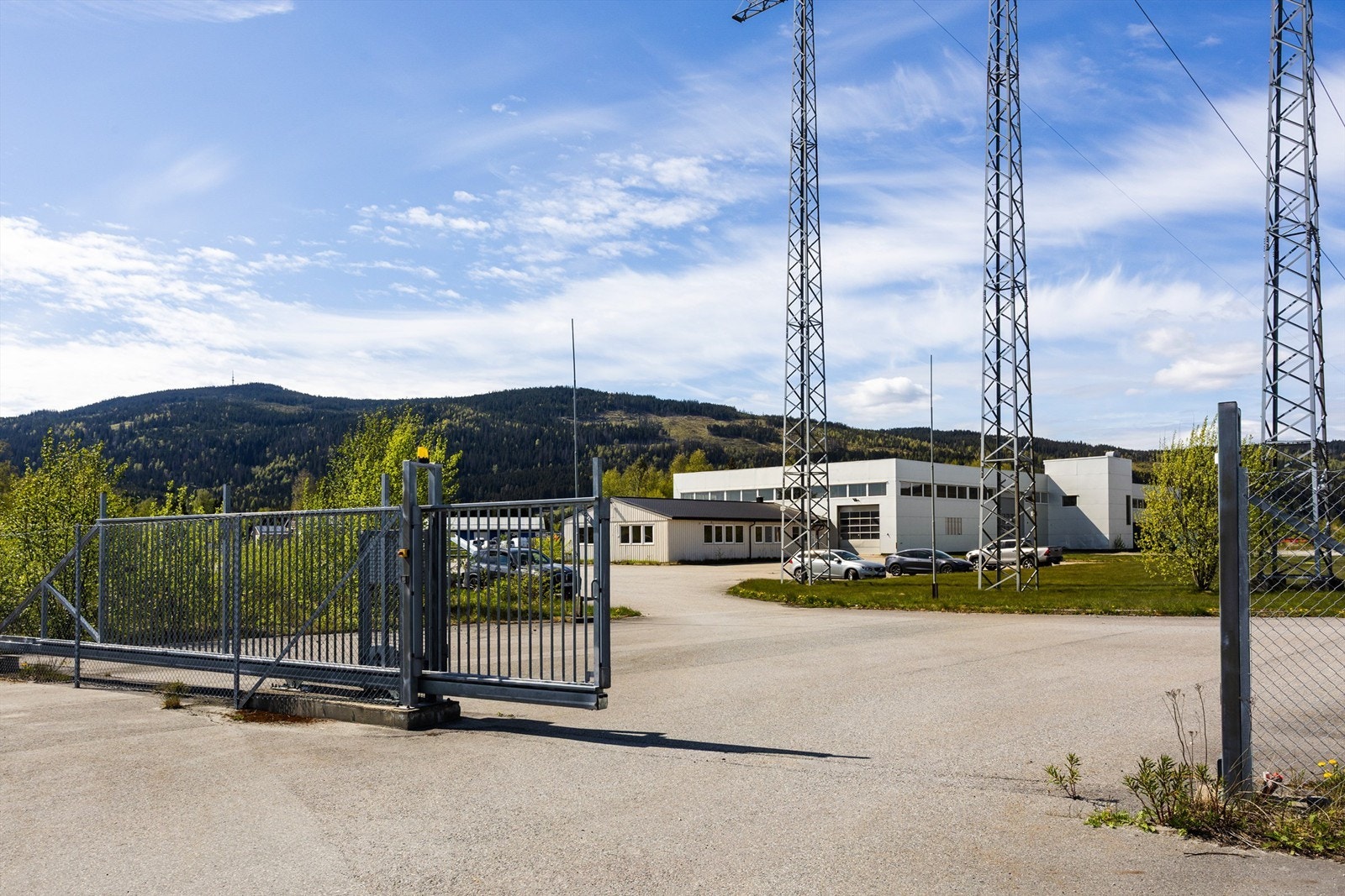 Innkjøring via låsbar port i front av eiendommen ved hovedvei. Galleribilde