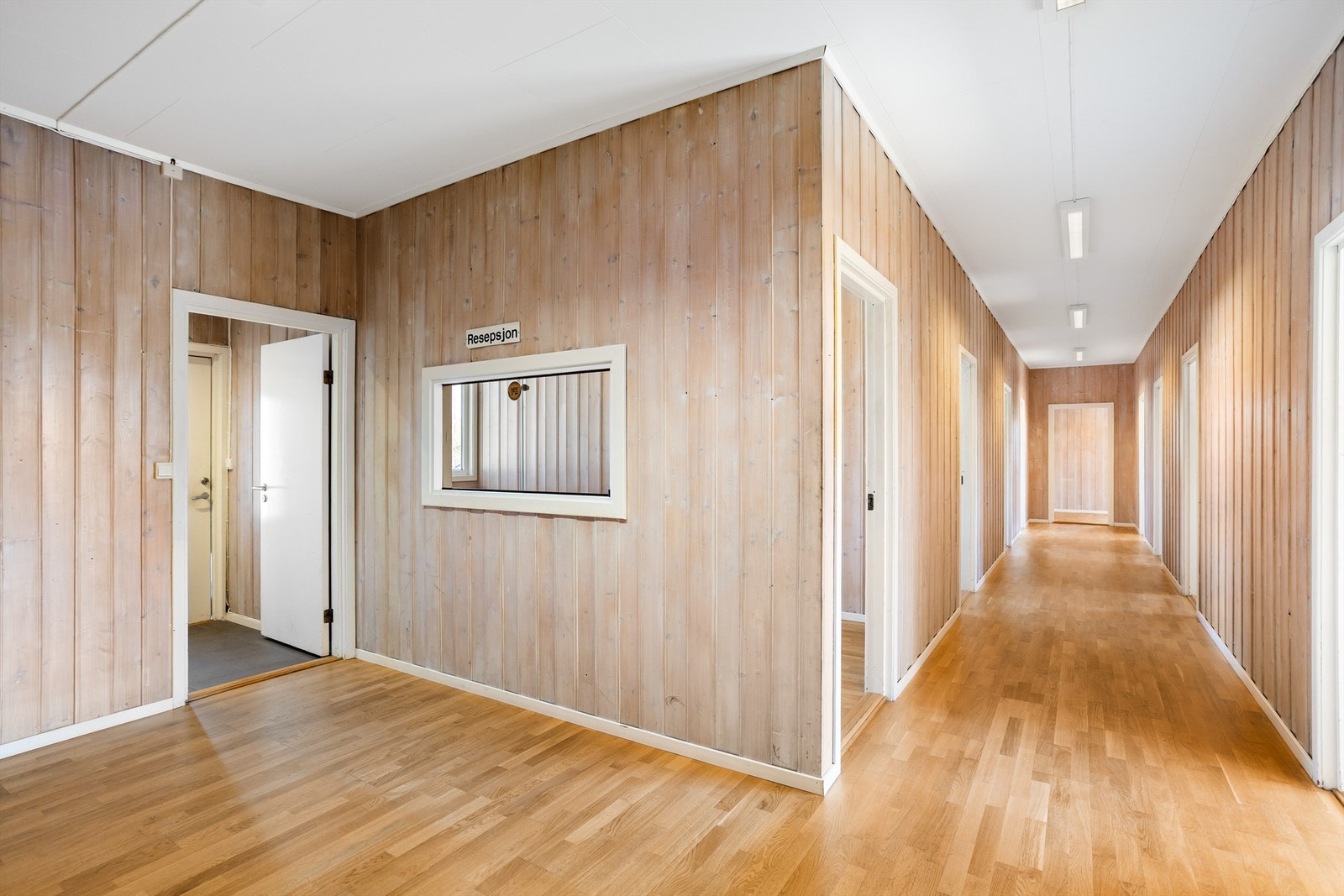 Kontorfløyen består av cellekontor, møterom, spiserom, gangarealer og wc. Galleribilde