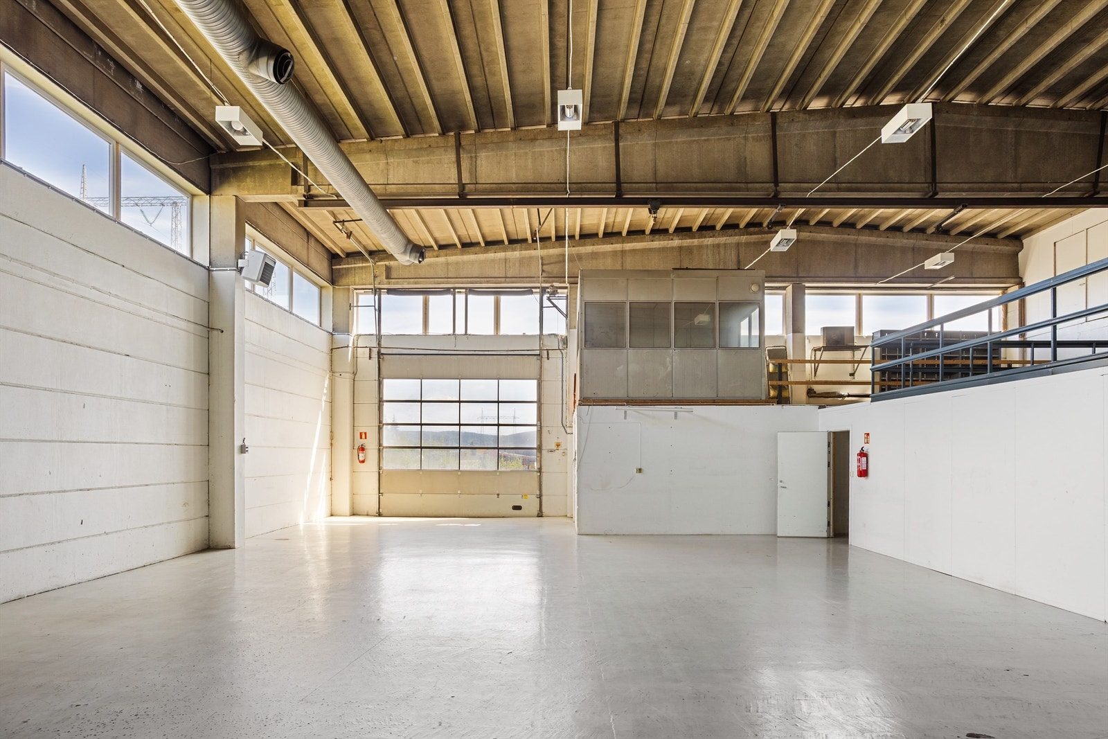 Hall 1 med kjøreport, delelager, mesanin og garderobe. Galleribilde