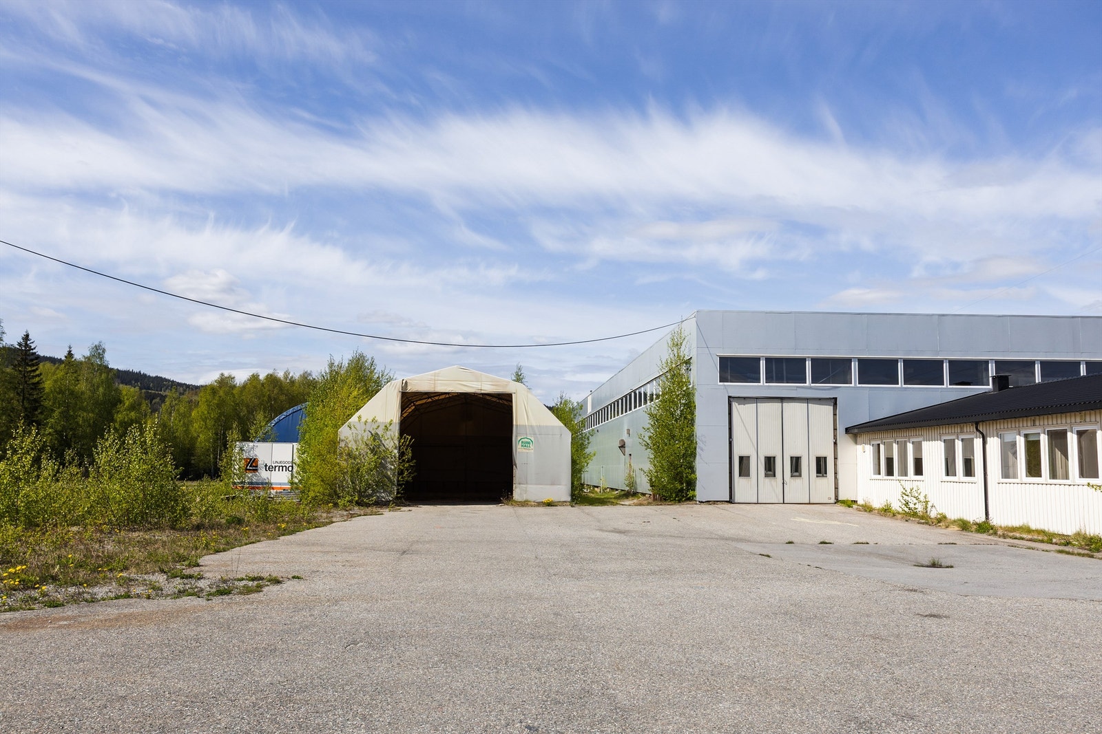 Grå plasthall på ca. 150 kvm medfølger i salget.
Kjøreport til lagerhall4 (lakkhall) Galleribilde