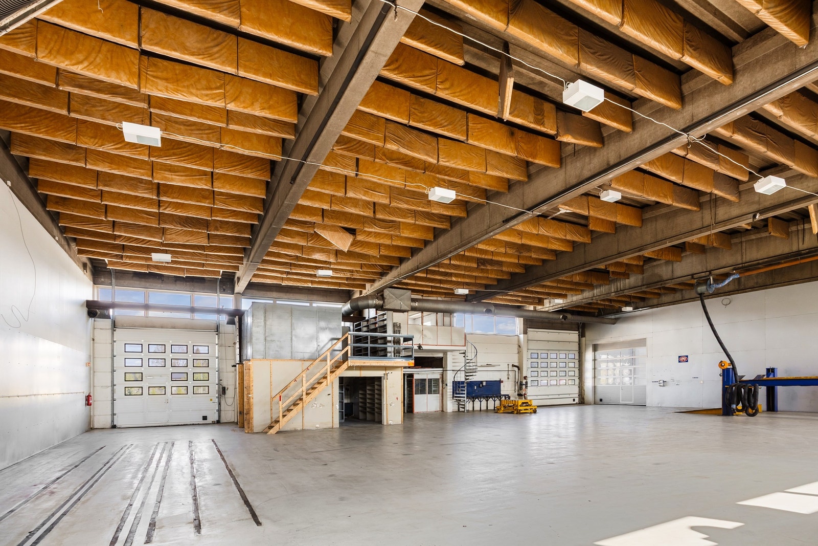 Hall 2 med 2 stk. kjøreporter, intern kjøreport, løftebukk for tungtransport, delelager m.m. Galleribilde