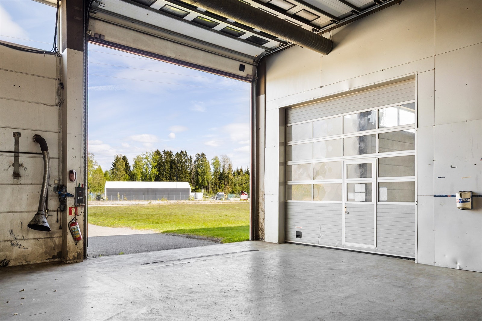 Hall 2 - Sluk i gulv ved kjøreport, samt intern leddheiseport mellom hall 1 og hall 2. Galleribilde