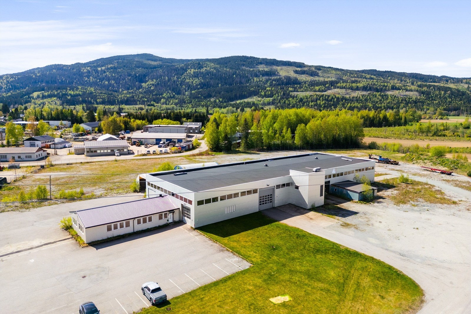 Lagerdelen ble oppført i 1973, kontordelen ble oppført noe senere. Eiendommen har tidligere vært brukt til påbyggverksted og verksted for reparasjon av lastebilkraner o.l. Galleribilde