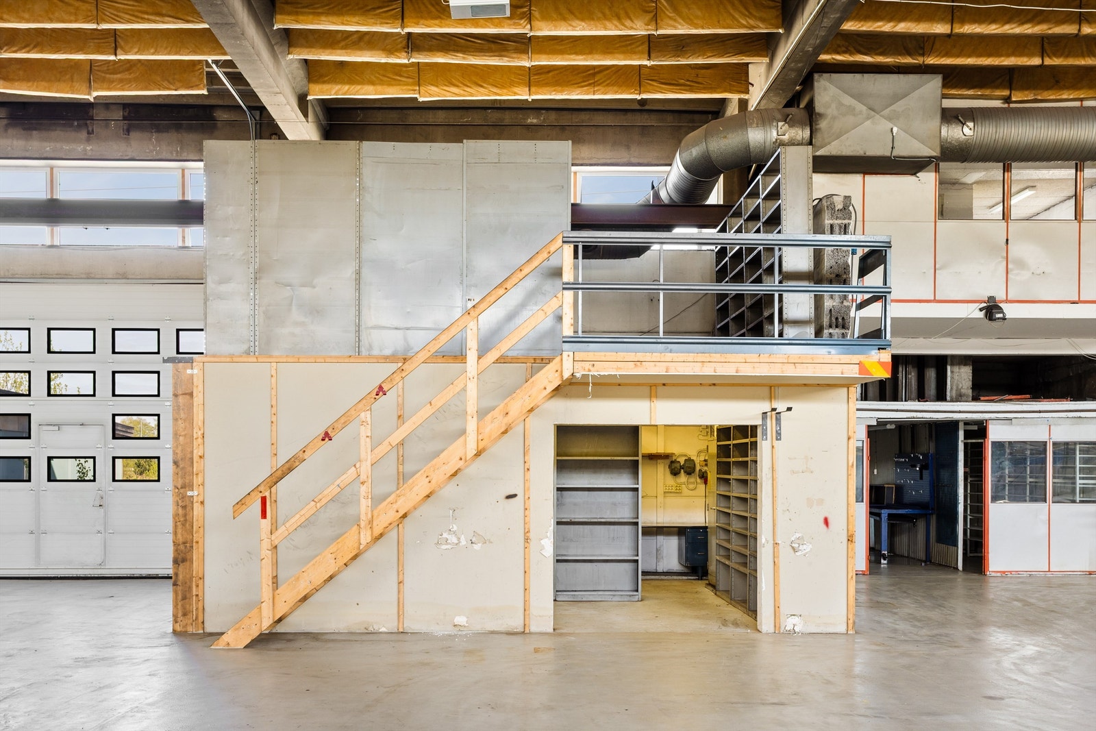 Hall 2 - Delelager og mesanin. Galleribilde