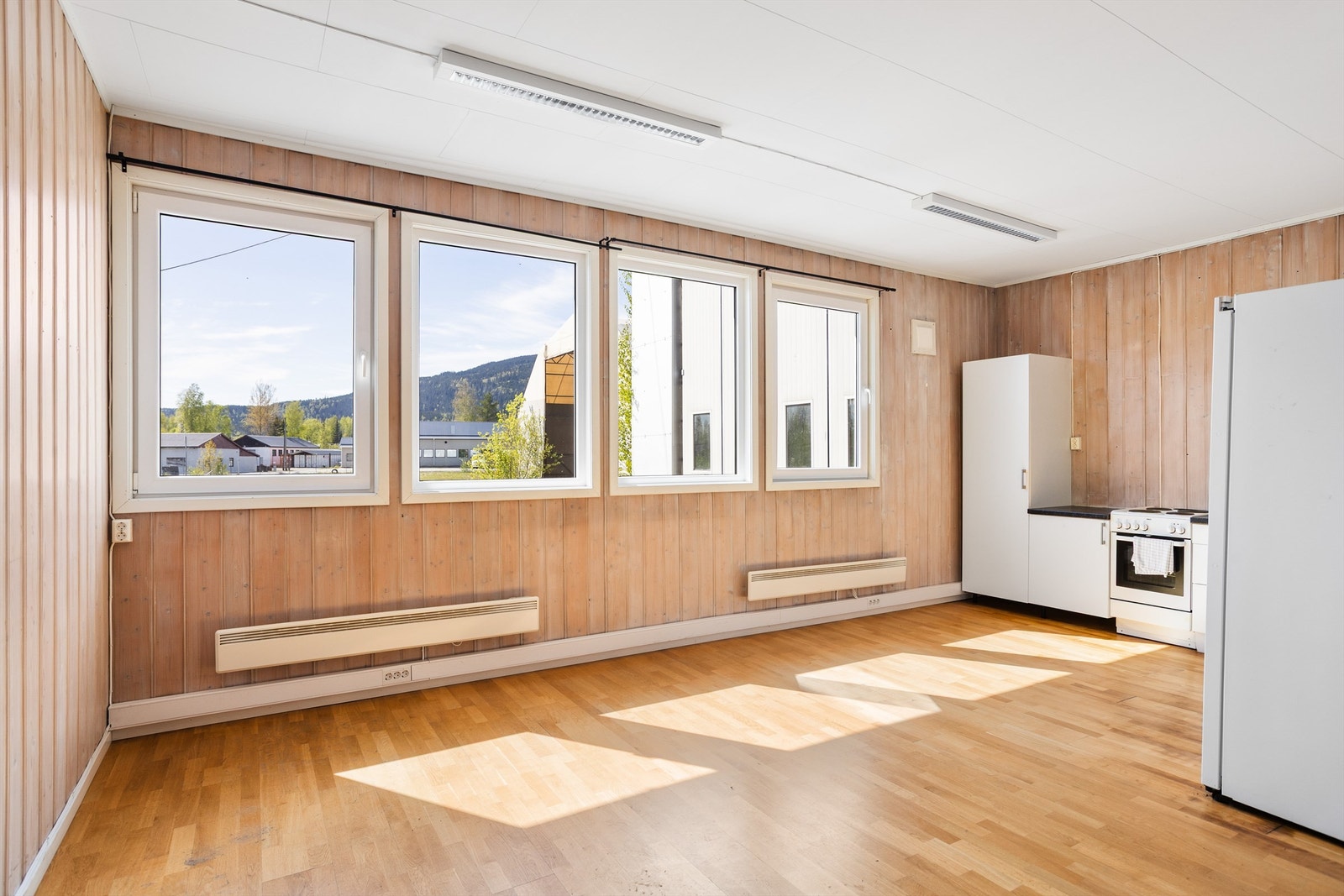 Kontorfløyen består av cellekontor, møterom, spiserom, gangarealer og wc. Galleribilde